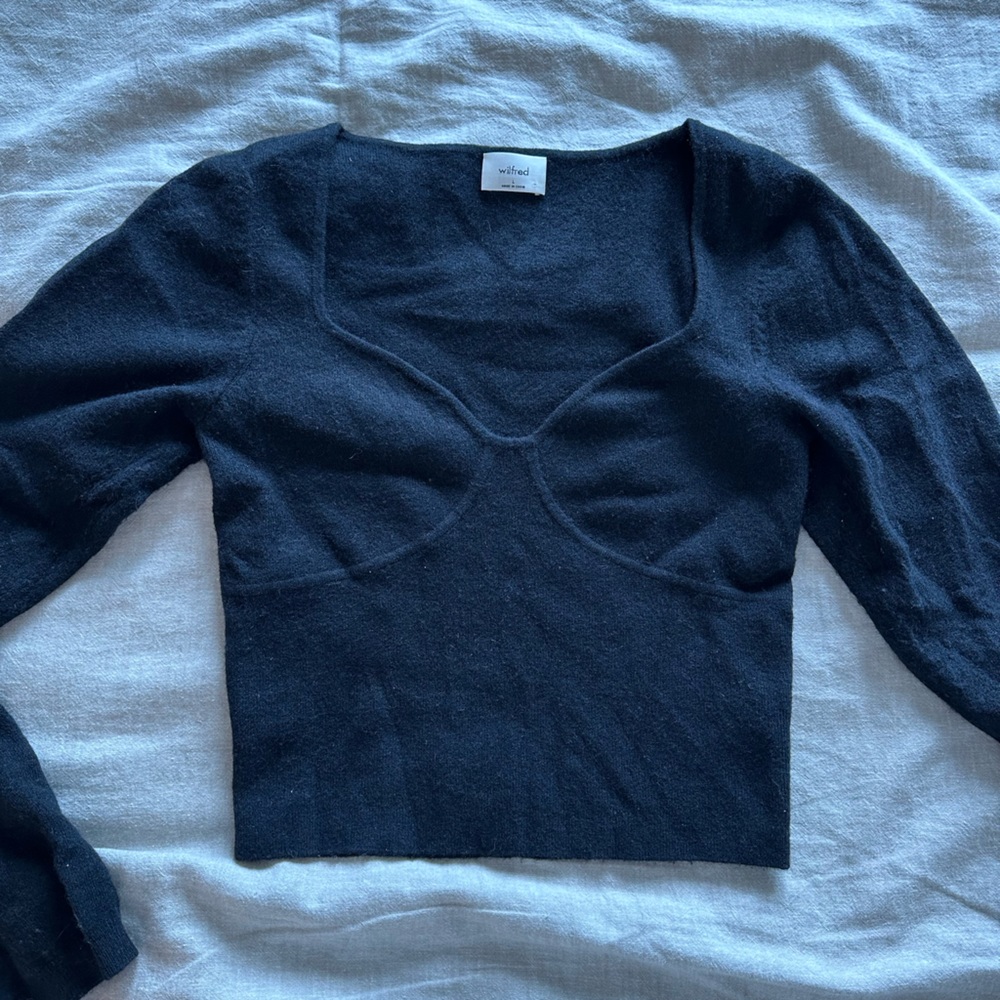 Aritzia Wilfred Sweetheart Crop Sweater in Black - Picture 3 of 4